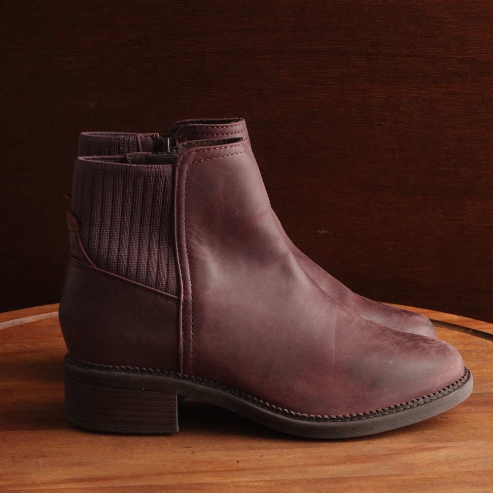 Clarks Boots Womens SZ 6M Burgundy Maye Palm Leather Ankle Casual Zip Comfort